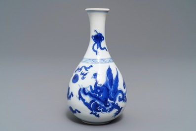 Een Chinese blauwwitte flesvormige 'draken' vaas, Kangxi