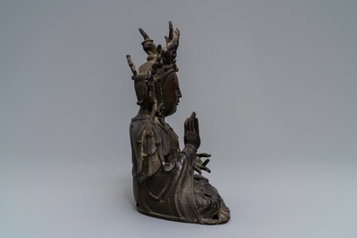 Een Chinese bronzen figuur van Guanyin, Ming