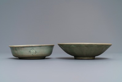 Twee Koreaanse celadon porseleinen kommen, Goryeo/Joseon, 14/15e eeuw