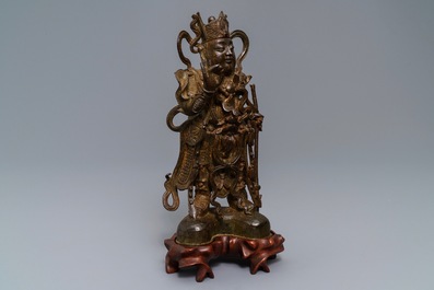 Une figure de Guandi en bronze sur socle en bois, Chine, 18/19&egrave;me