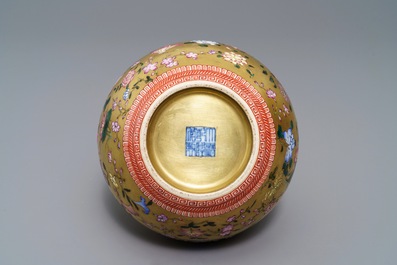 Un vase de forme bouteille en porcelaine de Chine famille rose &agrave; fond dor&eacute;, marque de Qianlong, 19/20&egrave;me