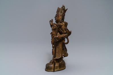 A Chinese bronze figure of Guandi on wooden base, 18/19th C.