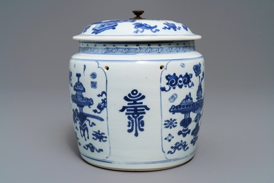 Een Chinese blauwwitte dekselkom met decor van antiquiteiten, Kangxi
