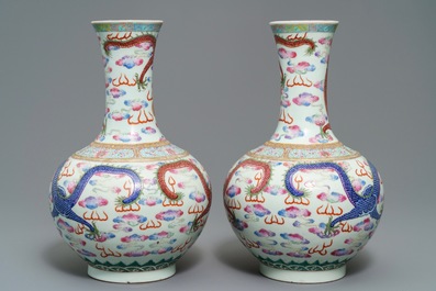 Une paire de vases en porcelaine de Chine famille rose &agrave; d&eacute;cor de dragon, marque et &eacute;poque de Guangxu