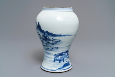 Un vase en porcelaine de Chine bleu et blanc &agrave; d&eacute;cor d'un paysage, Kangxi