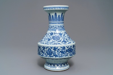 Een Chinese blauwwitte vaas met florale slingers, Qianlong