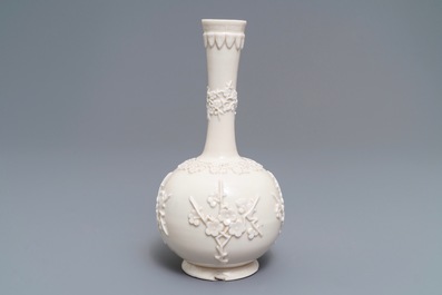 Un vase en porcelaine blanc de Chine de Dehua &agrave; d&eacute;cor en relief, Kangxi