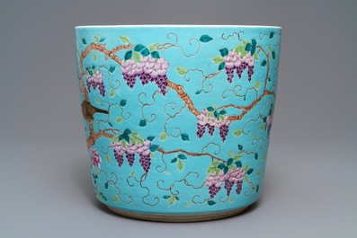 A large Chinese turquoise-ground Dayazhai-style jardini&egrave;re, 19/20th C.
