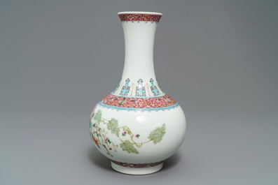 Un vase de forme tianqiu ping en porcelaine de Chine famille rose, marque de Hongxian, R&eacute;publique, 20&egrave;me