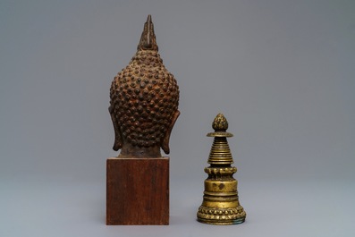 Un stupa tibetain en bronze dor&eacute; et une t&ecirc;te de Bouddha en bronze laqu&eacute;, Laos, 16/17&egrave;me