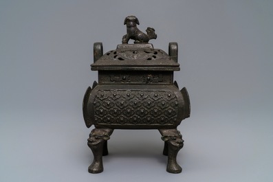 Een grote Chinese bronzen wierookbrander, Ming