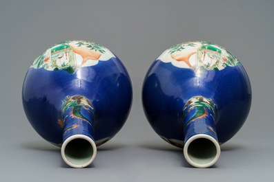 Une paire de vases de forme bouteille en porcelaine de Chine famille verte sur fond bleu poudr&eacute;, 19&egrave;me