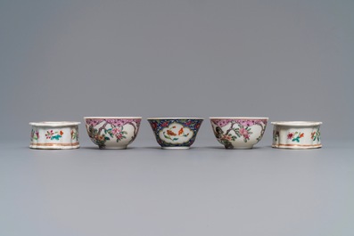 Trois tasses et soucoupes et une paire de salerons en porcelaine de Chine famille rose, Qianlong et apr&egrave;s