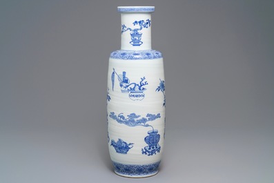 A large Chinese blue and white rouleau vase with antiquities design, 20th C.