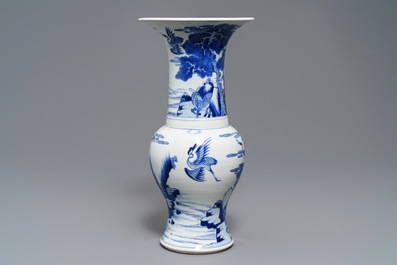 Een Chinese blauwwitte yenyen vaas met herten en kraanvogels, Kangxi