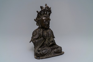 Een Chinese bronzen figuur van Guanyin, Ming