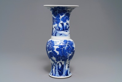 Un vase de forme yenyen en porcelaine de Chine bleu et blanc &agrave; d&eacute;cor de cerfs et grues, Kangxi