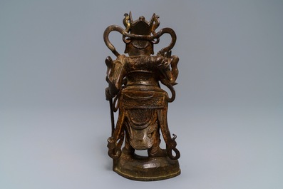 Une figure de Guandi en bronze sur socle en bois, Chine, 18/19&egrave;me