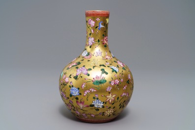 Un vase de forme bouteille en porcelaine de Chine famille rose &agrave; fond dor&eacute;, marque de Qianlong, 19/20&egrave;me