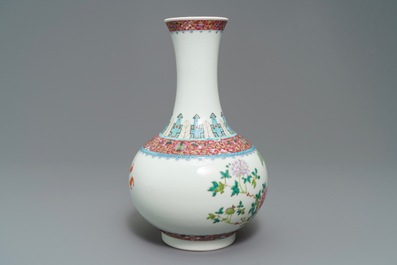 Un vase de forme tianqiu ping en porcelaine de Chine famille rose, marque de Hongxian, R&eacute;publique, 20&egrave;me