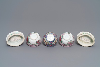 Trois tasses et soucoupes et une paire de salerons en porcelaine de Chine famille rose, Qianlong et apr&egrave;s