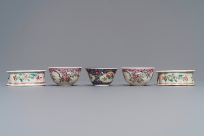 Trois tasses et soucoupes et une paire de salerons en porcelaine de Chine famille rose, Qianlong et apr&egrave;s