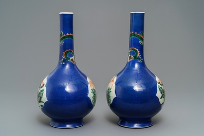 Une paire de vases de forme bouteille en porcelaine de Chine famille verte sur fond bleu poudr&eacute;, 19&egrave;me