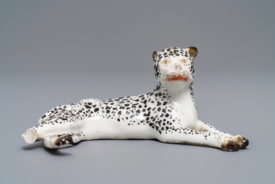 Een Meissen porseleinen model van een luipaard, Duitsland, 19e eeuw