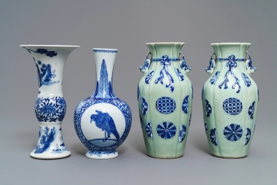 Quatre vases en porcelaine de Chine bleu, blanc et c&eacute;ladon, 19/20&egrave;me