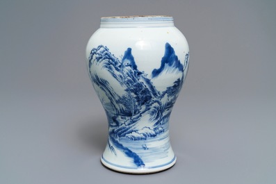 Un vase en porcelaine de Chine bleu et blanc &agrave; d&eacute;cor d'un paysage, Kangxi