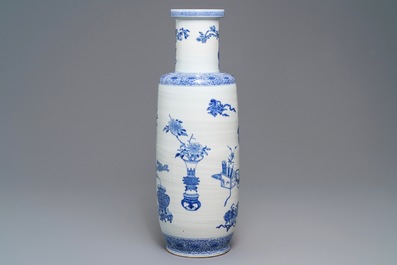 A large Chinese blue and white rouleau vase with antiquities design, 20th C.