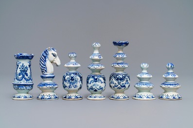 A French faience Rouen style chess board with pieces, Samson, Paris, 19th  C. - Rob Michiels Auctions