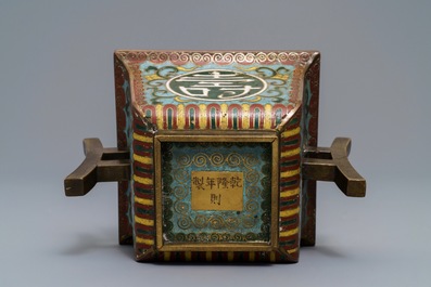 Un br&ucirc;le-parfum de forme carr&eacute; &agrave; deux anses en &eacute;maux cloisonn&eacute;s, Chine, marque et &eacute;poque de Qianlong