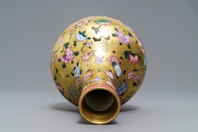 Un vase de forme bouteille en porcelaine de Chine famille rose &agrave; fond dor&eacute;, marque de Qianlong, 19/20&egrave;me
