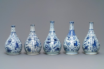Vijf Chinese blauwwitte flesvormige vazen, Wanli