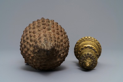 Un stupa tibetain en bronze dor&eacute; et une t&ecirc;te de Bouddha en bronze laqu&eacute;, Laos, 16/17&egrave;me