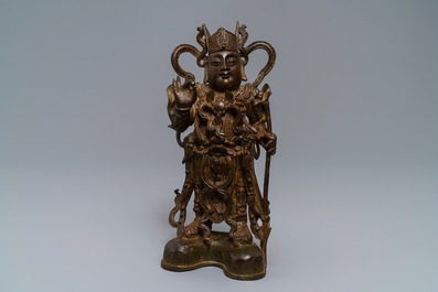 A Chinese bronze figure of Guandi on wooden base, 18/19th C.