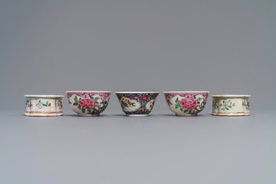 Trois tasses et soucoupes et une paire de salerons en porcelaine de Chine famille rose, Qianlong et apr&egrave;s