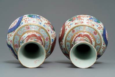 Une paire de vases en porcelaine de Chine famille rose &agrave; d&eacute;cor de dragon, marque et &eacute;poque de Guangxu