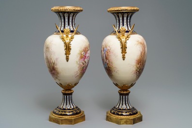 Une paire de vases en porcelaine de S&egrave;vres aux montures en bronze, France, 19&egrave;me