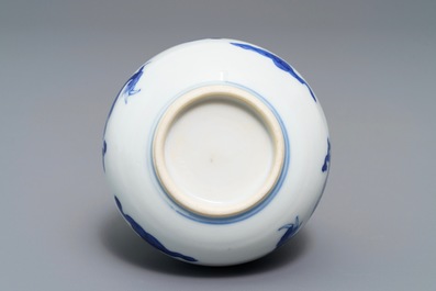 Un vase en porcelaine de Chine bleu et blanc &agrave; d&eacute;cor de dragons, Kangxi