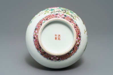 Un vase de forme tianqiu ping en porcelaine de Chine famille rose, marque de Hongxian, R&eacute;publique, 20&egrave;me