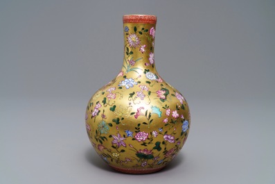 Een Chinese famille rose vaas met floraal decor op vergulde fond, Qianlong merk, 19/20e eeuw