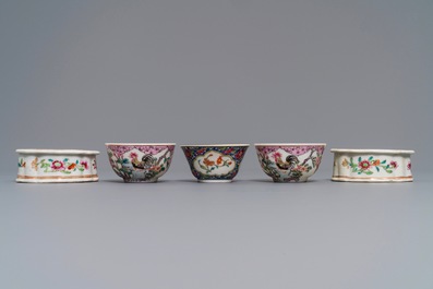Drie Chinese famille rose koppen en schotels en een paar zoutvaten, Qianlong en later
