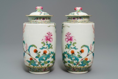 Une paire de vases couverts en porcelaine de Chine famille rose, marque de Jiaqing, R&eacute;publique, 20&egrave;me