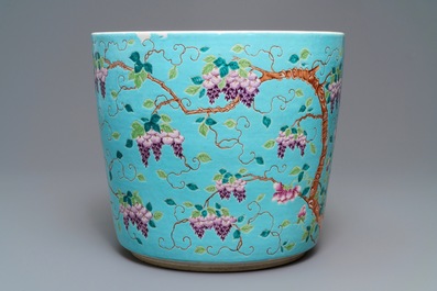 Une grande jardini&egrave;re en porcelaine de Chine de style Dayazhai &agrave; fond turquoise, 19/20&egrave;me