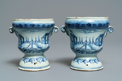 Une paire de petits vases 'campana' en fa&iuml;ence de Delft bleu et blanc, 18&egrave;me