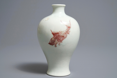 Un vase de forme meiping en porcelaine de Chine rouge de cuivre &agrave; d&eacute;cor de poissons, marque de Kangxi, 18/19&egrave;me