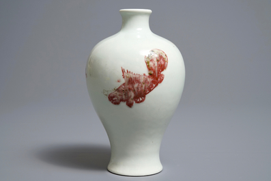 Un vase de forme meiping en porcelaine de Chine rouge de cuivre &agrave; d&eacute;cor de poissons, marque de Kangxi, 18/19&egrave;me