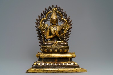 Een grote deels verguld bronzen figuur van Tsongkhapa op een troon, China of Tibet, 19/20e eeuw